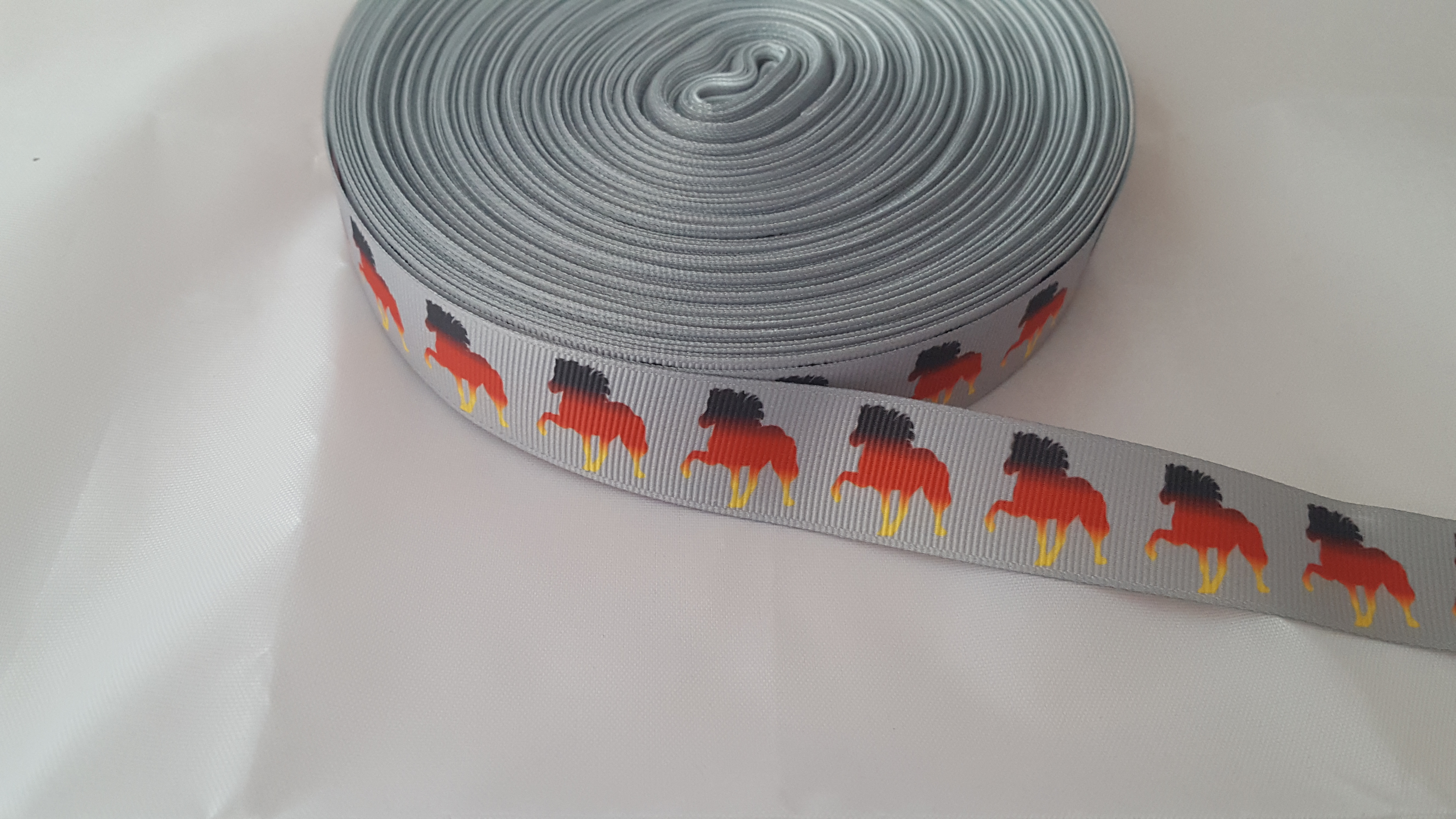Ripsband mit Töltern